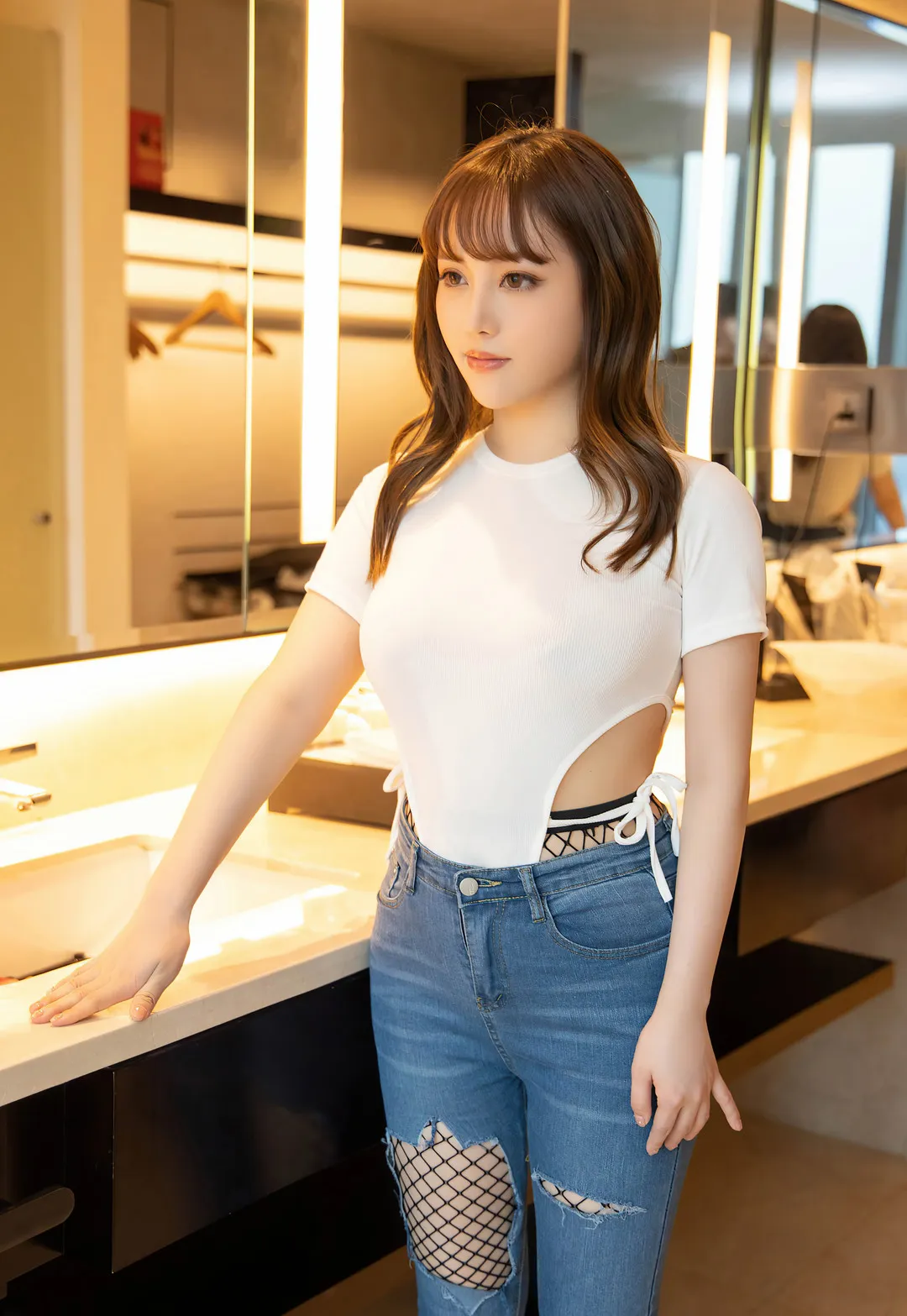 豆瓣酱 白色紧身上衣 牛仔裤 浴室镜前 通勤私房写真