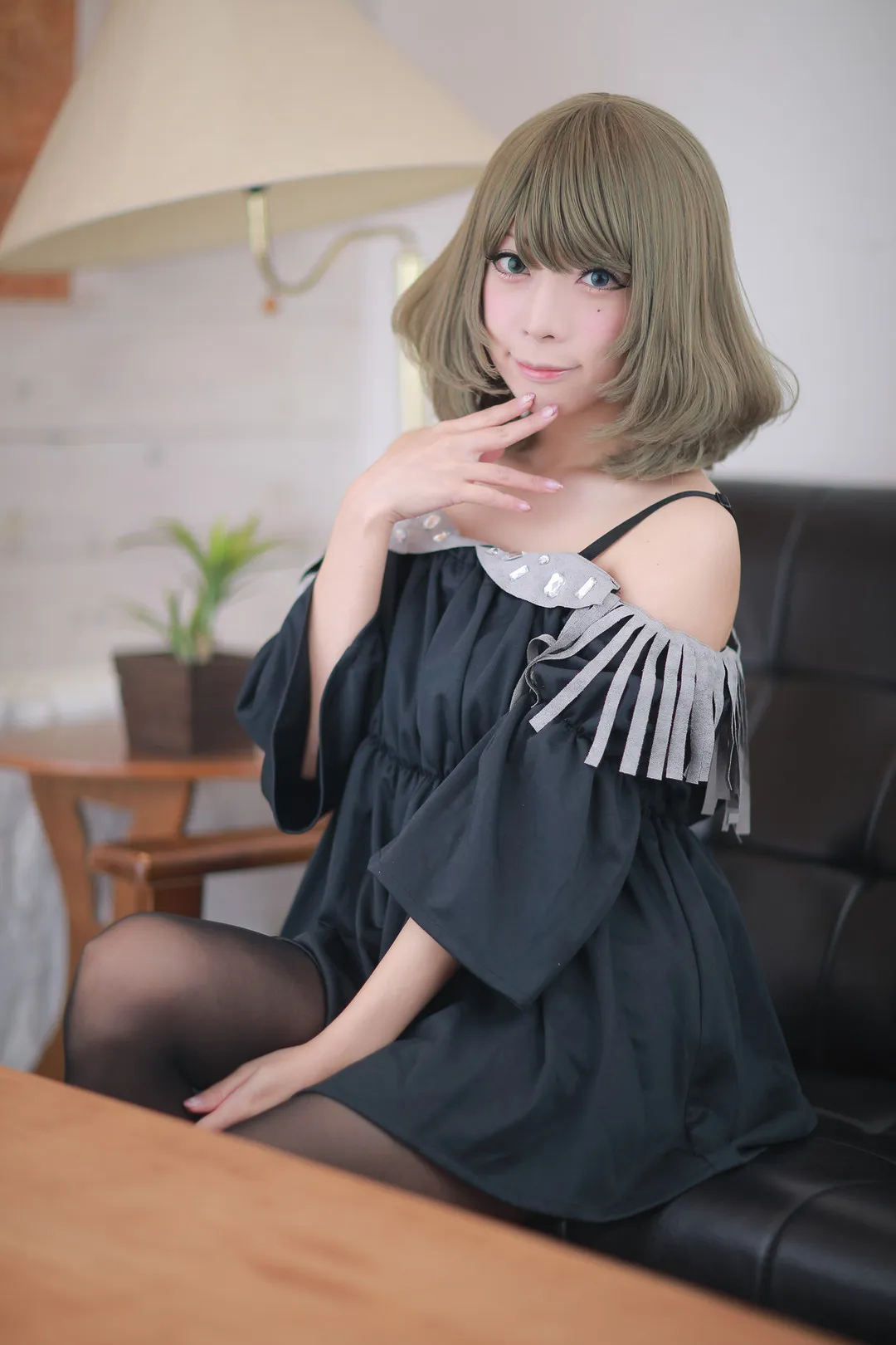 宫本彩希 黑色宽松连衣裙 室内沙发写真 gongbencaixi-1.webp