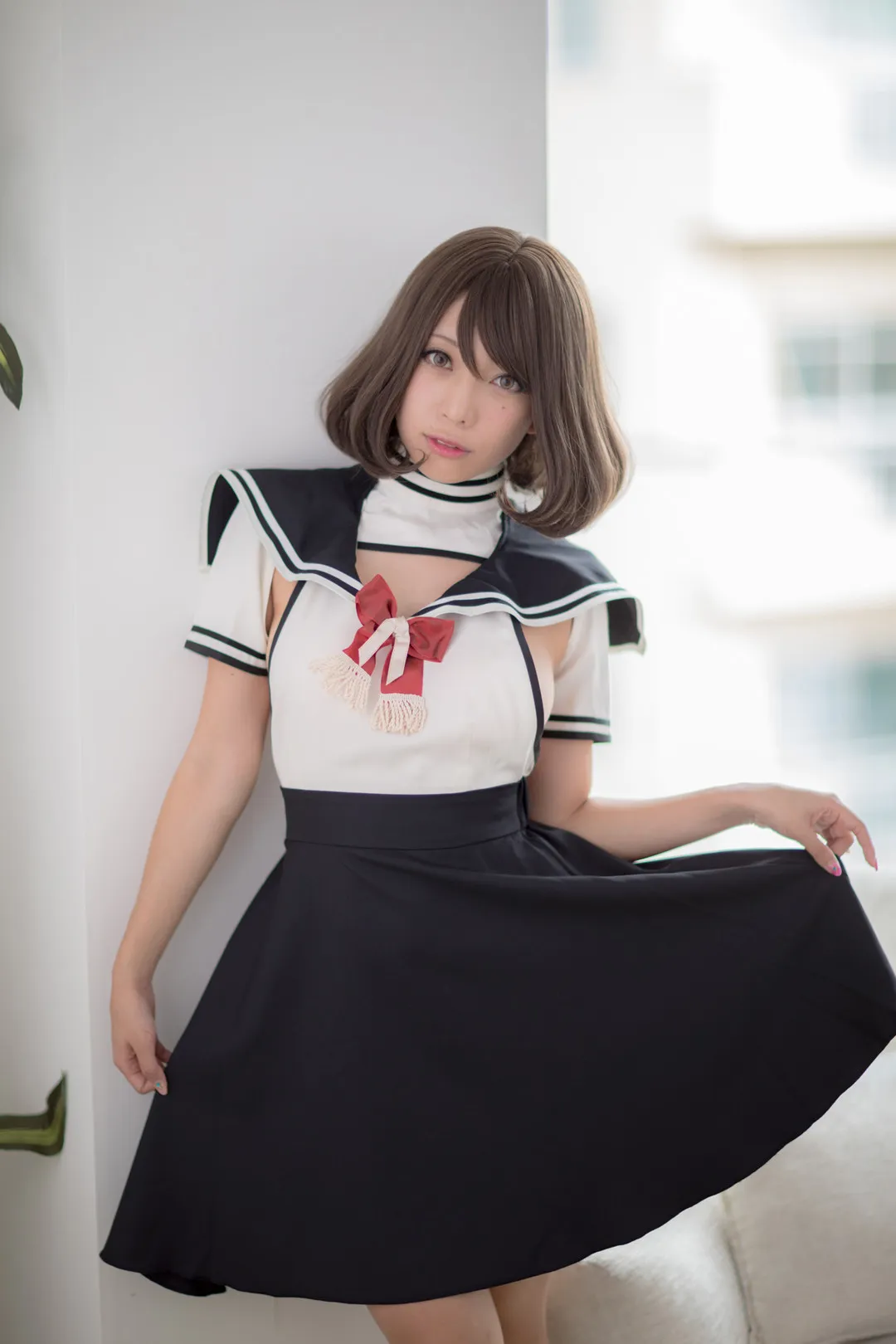 宫本彩希 日系水手服 cos 室内窗边写真 gongbencaixi-2.webp