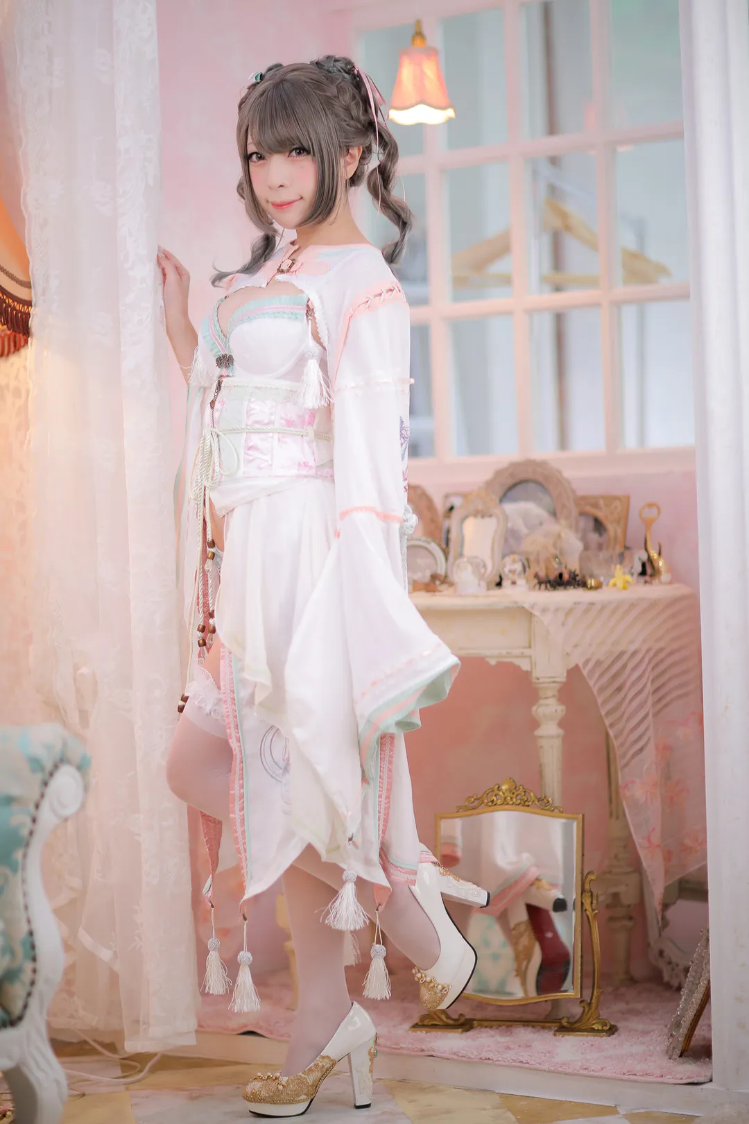 宫本彩希 白色和风服饰 室内粉色布景 cosplay gongbencaixi.webp