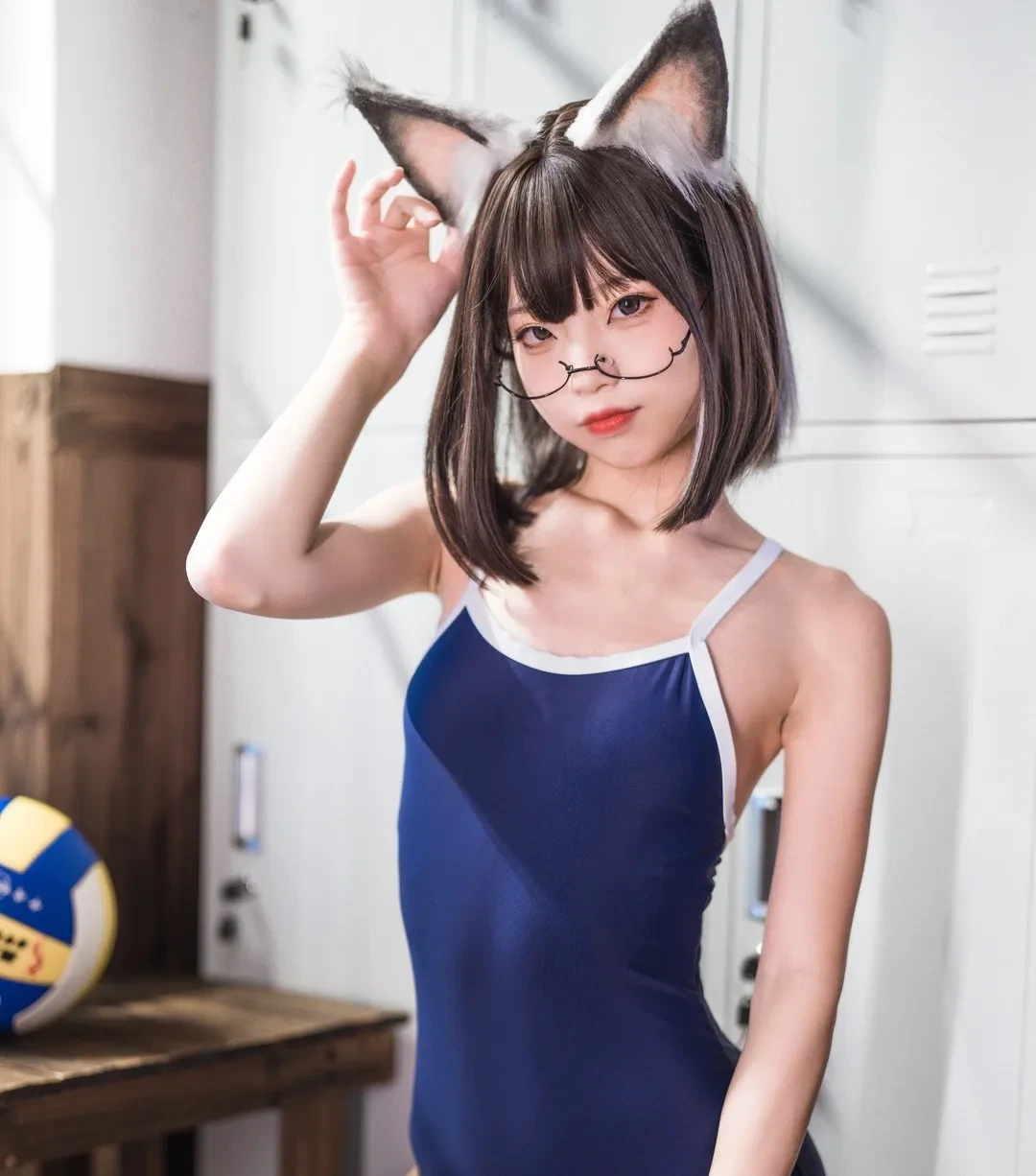 狐玖玖穿红色制服坐在地上抱着一只白猫