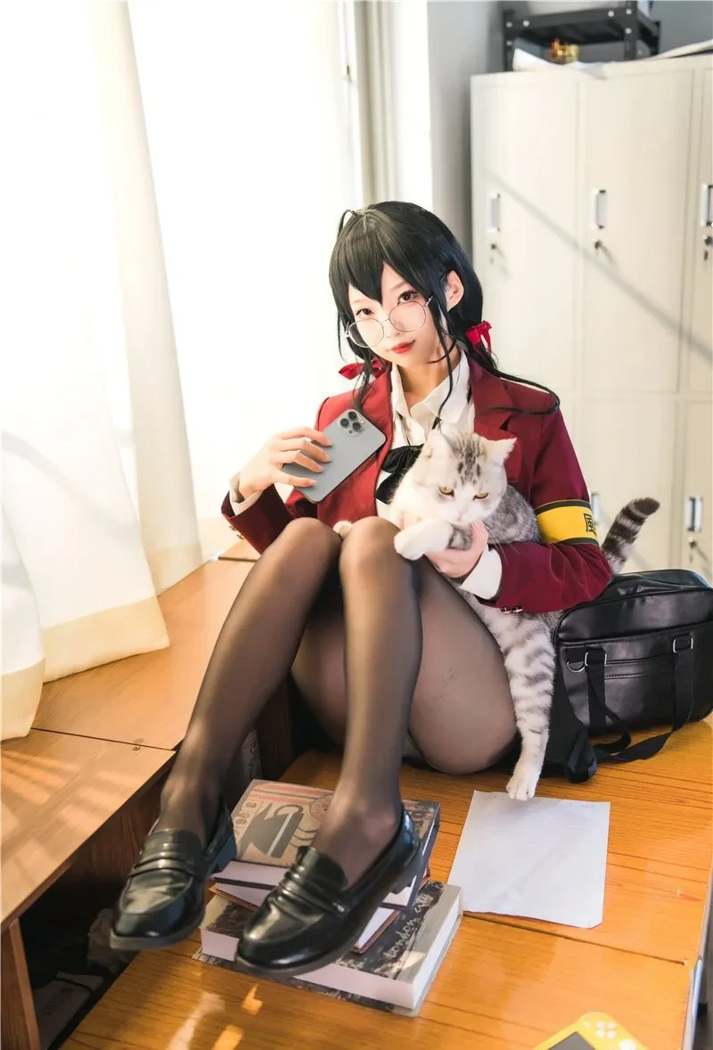狐玖玖穿万圣节魔女装站在南瓜布景里扶着扫帚