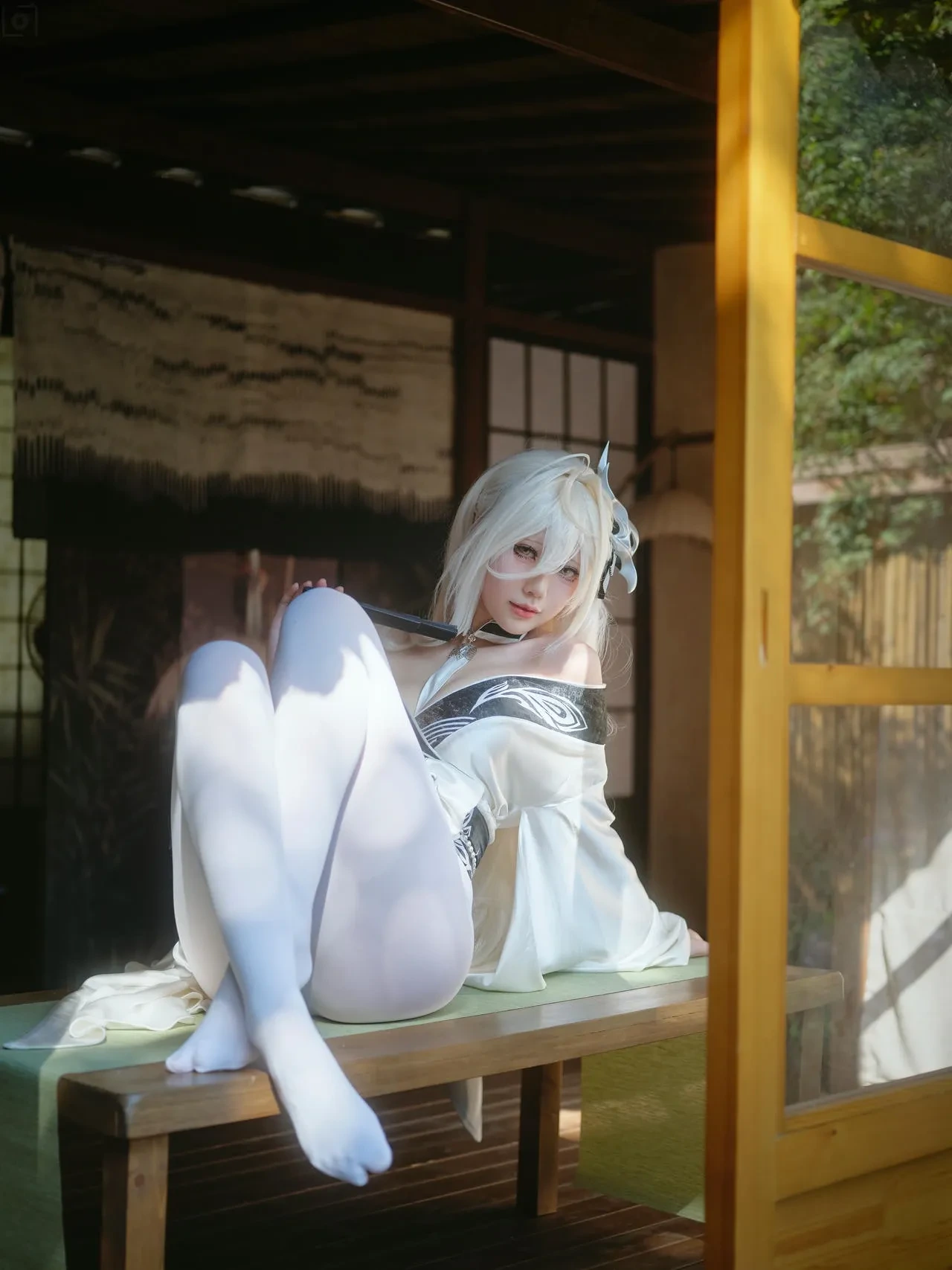 湖里狸穿篮球服站在球场上举起篮球