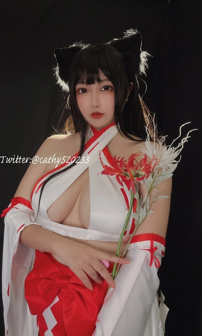 椒妮佐仁的白红巫女风造型cos写真