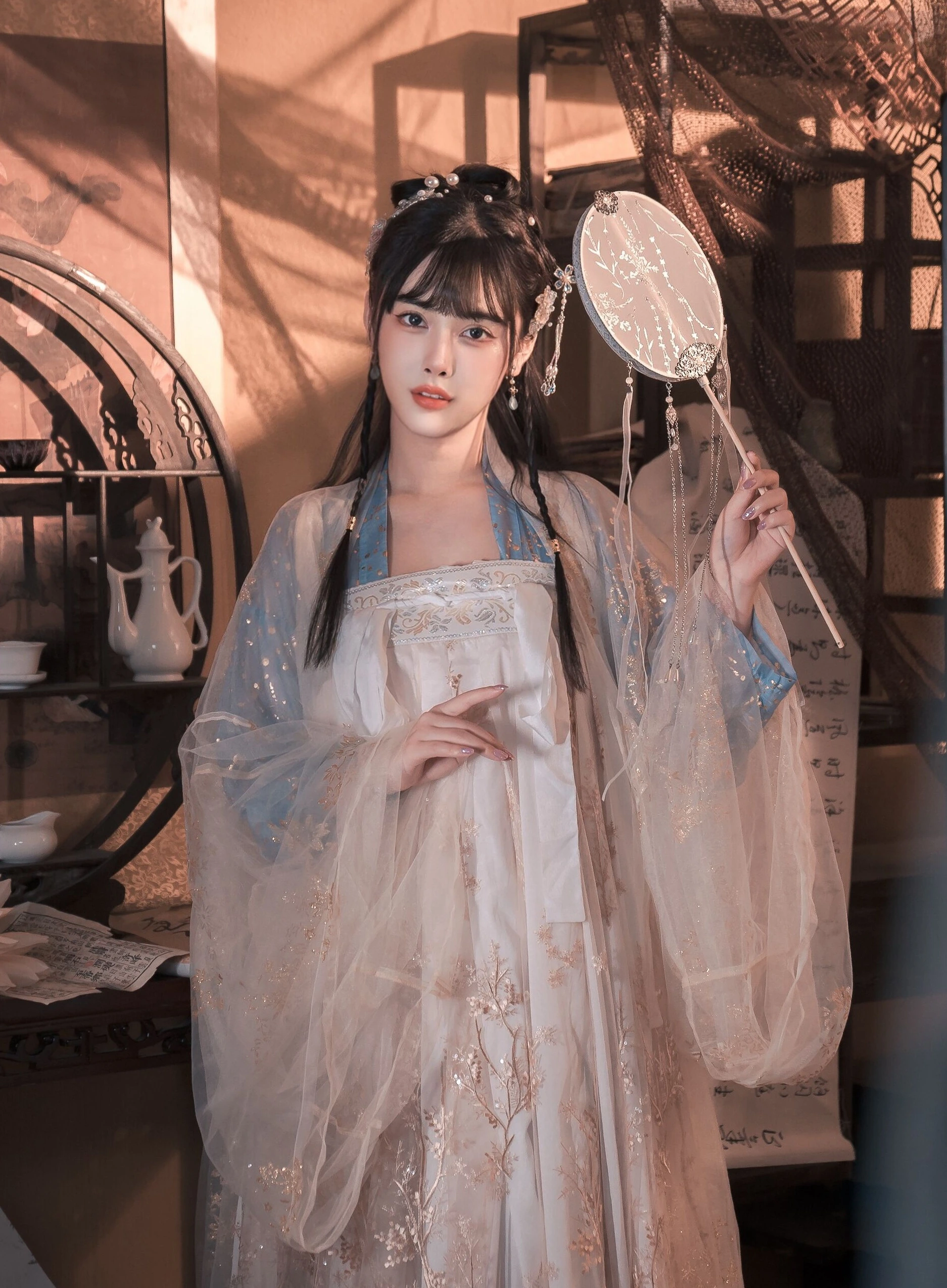 恋恋艾妮古风室内浅色长裙举团扇全身写真