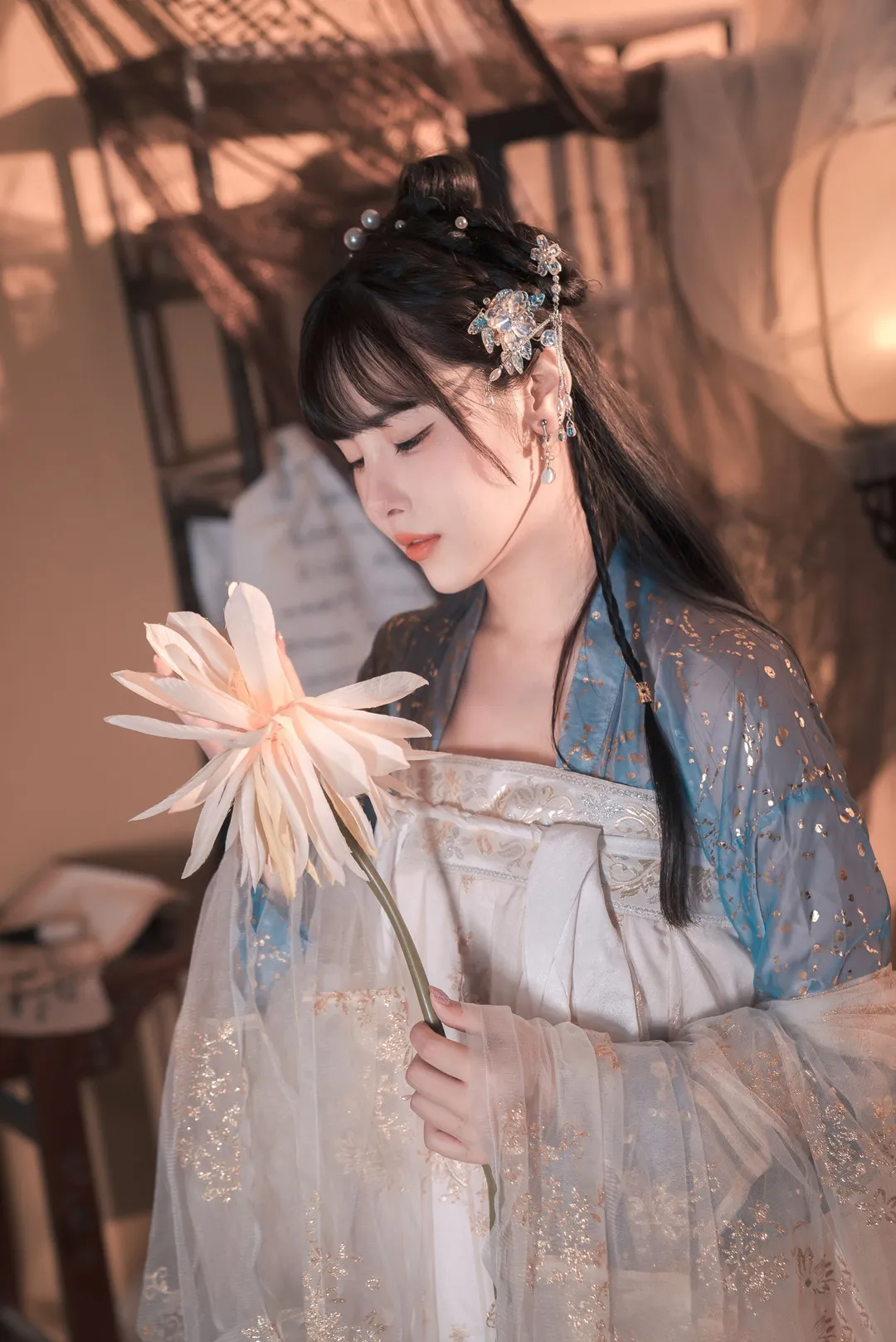 恋恋艾妮暖色室内浅色长裙低头捧花侧颜写真