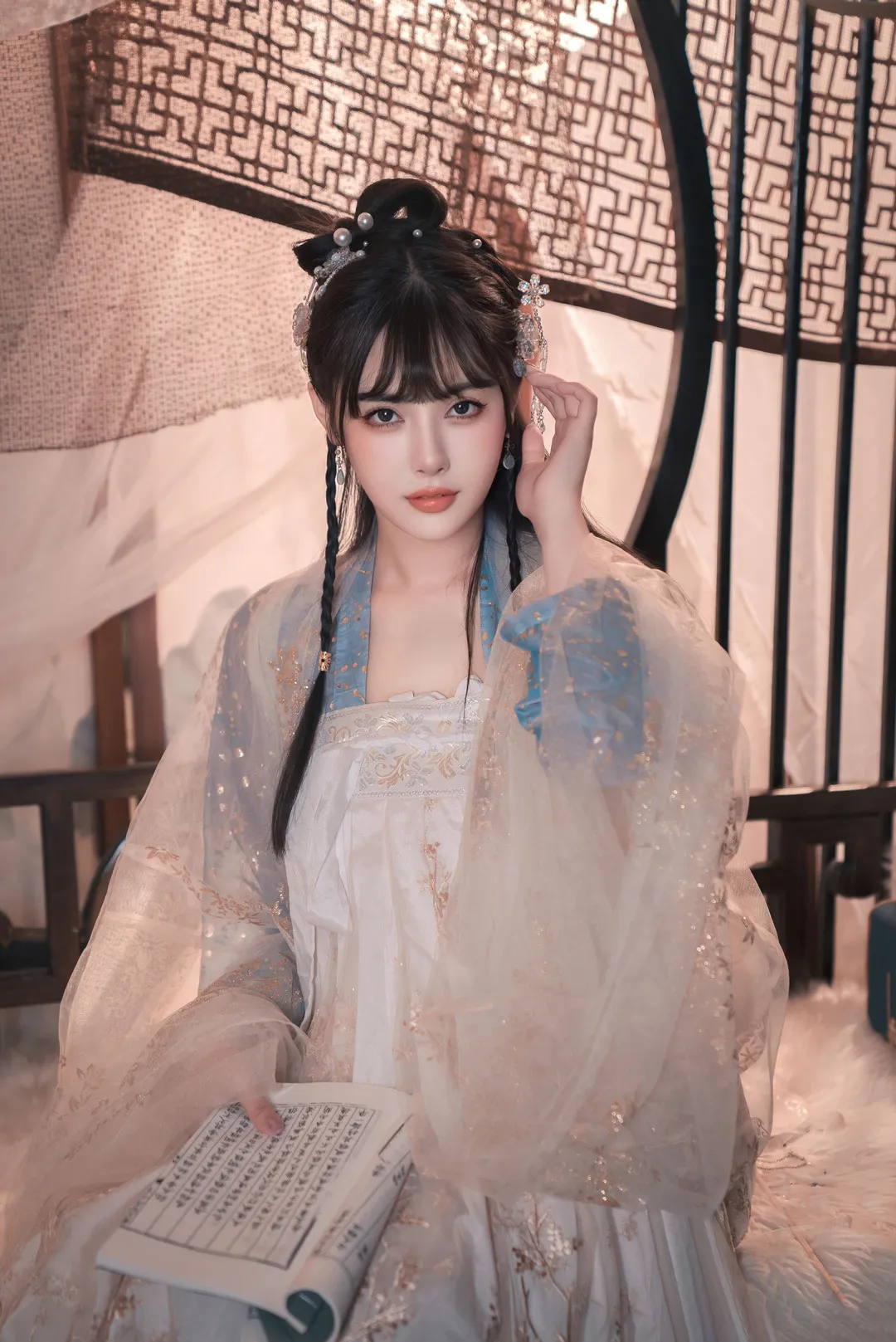 恋恋艾妮古风室内浅色长裙拿书抬手近景
