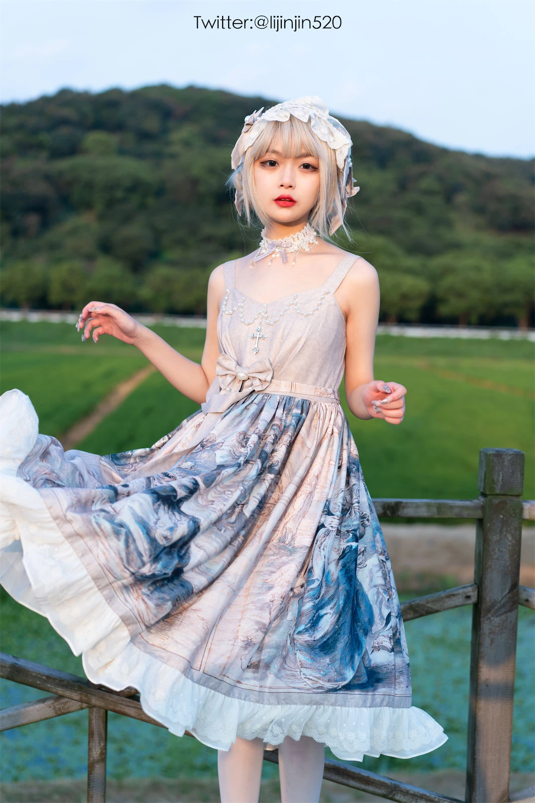 梨瑾瑾的印花长裙户外写真