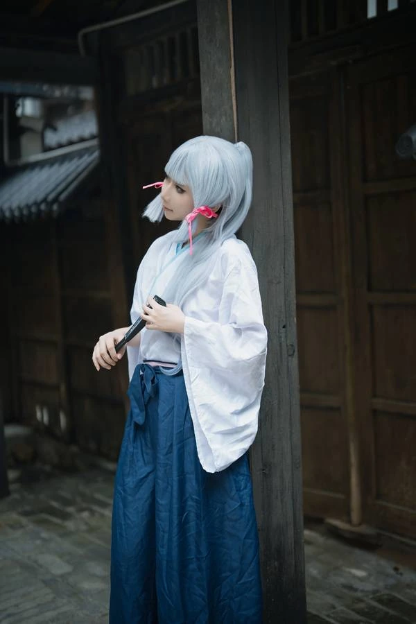 翎梵古建筑门前白衣蓝袴风站姿写真