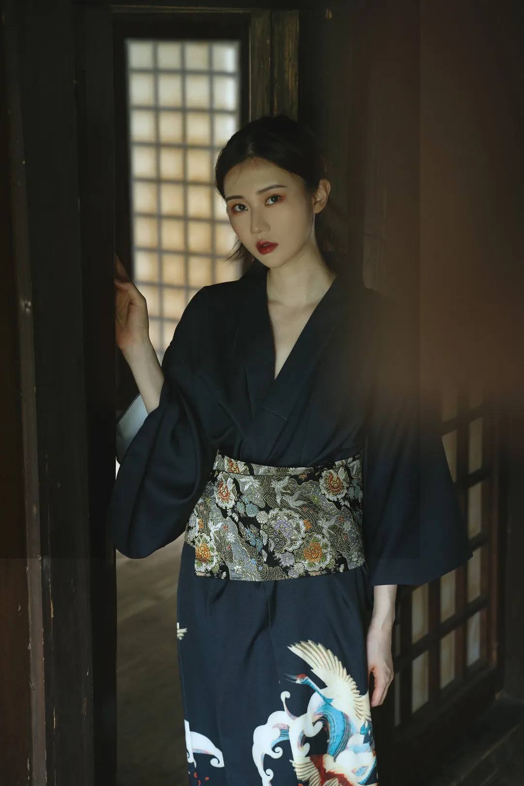 翎梵和风门口黑色和服站姿写真