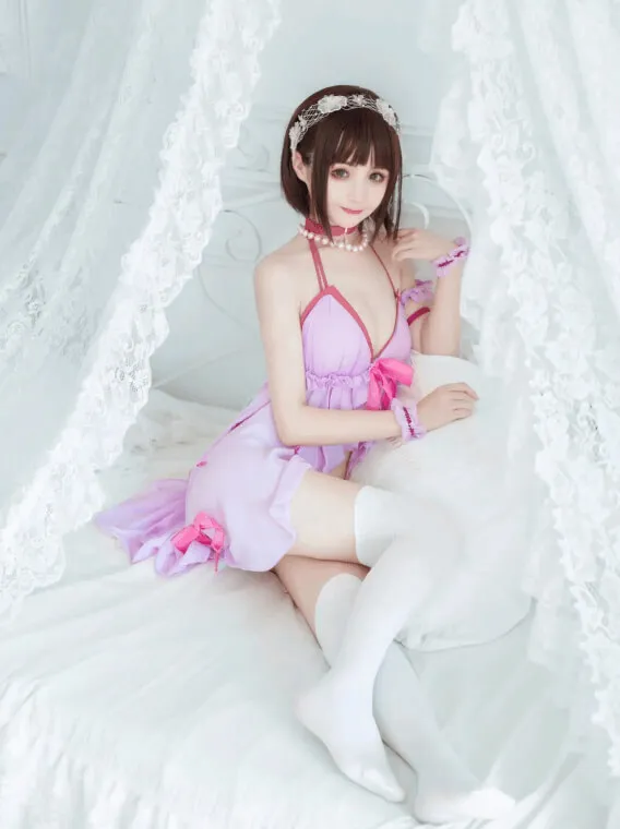 邻座的怪阿松粉紫色吊带裙Cosplay写真，白色蕾丝床幔背景，珍珠项链坐姿正面造型展示