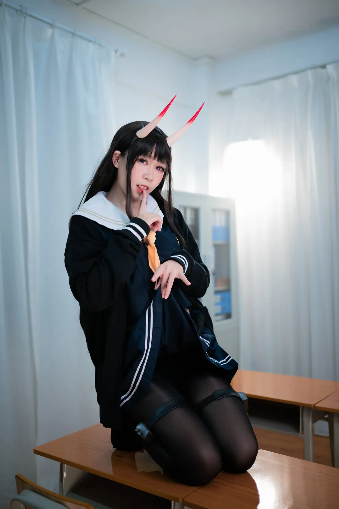 室内教室桌面黑色制服配红角发饰坐姿近景