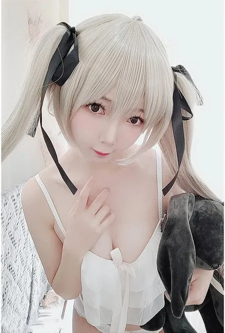 名濑弥七银白色双马尾戴黑色缎带穿白色吊带服装手抱黑色兔子玩偶背景为强光白色窗边