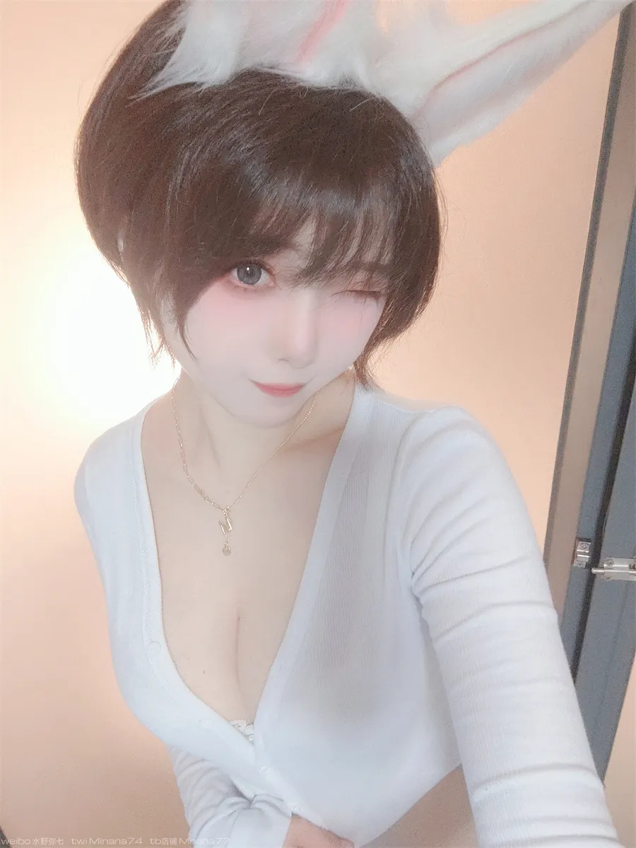 名濑弥七戴白色兔耳发箍穿白色深V针织上衣对镜头眨眼背景为暖色墙面和室内门框