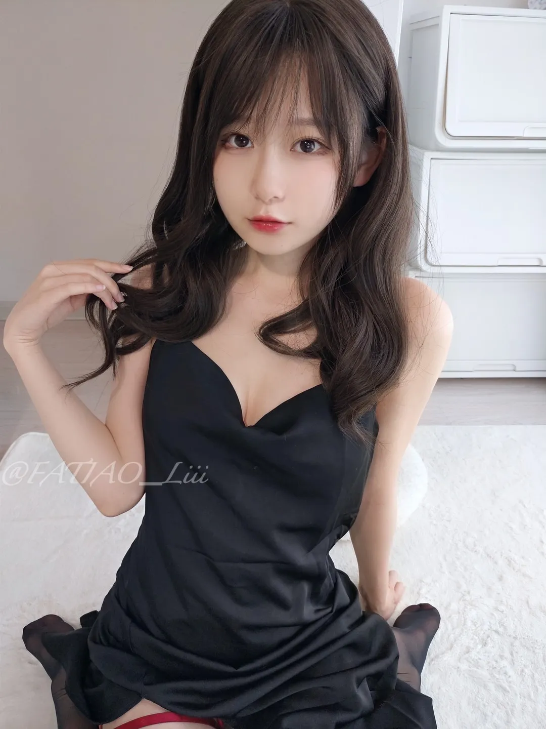 室内黑色吊带裙与黑长卷发的跪坐近景画面