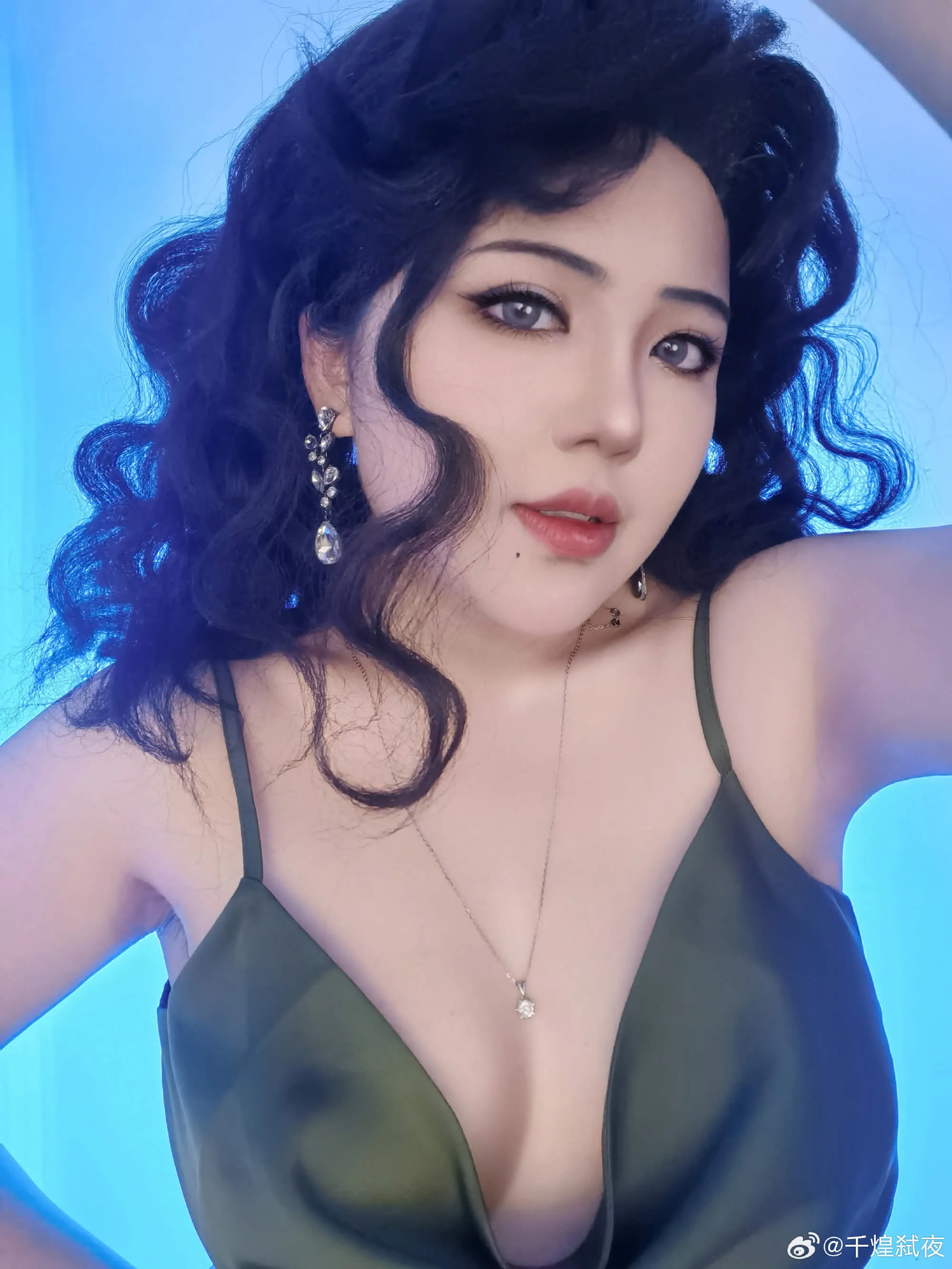 千煌弑夜御姐向COS写真合集：冷光布景下的高还原角色表达