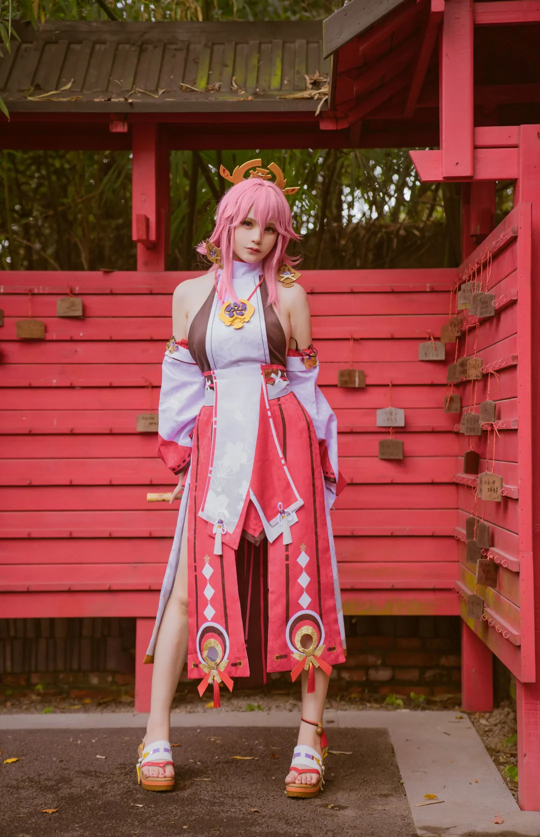前羽_rr粉色长发和风角色服 神社红墙前站立 背景挂满祈愿牌 正面视线与色块构图