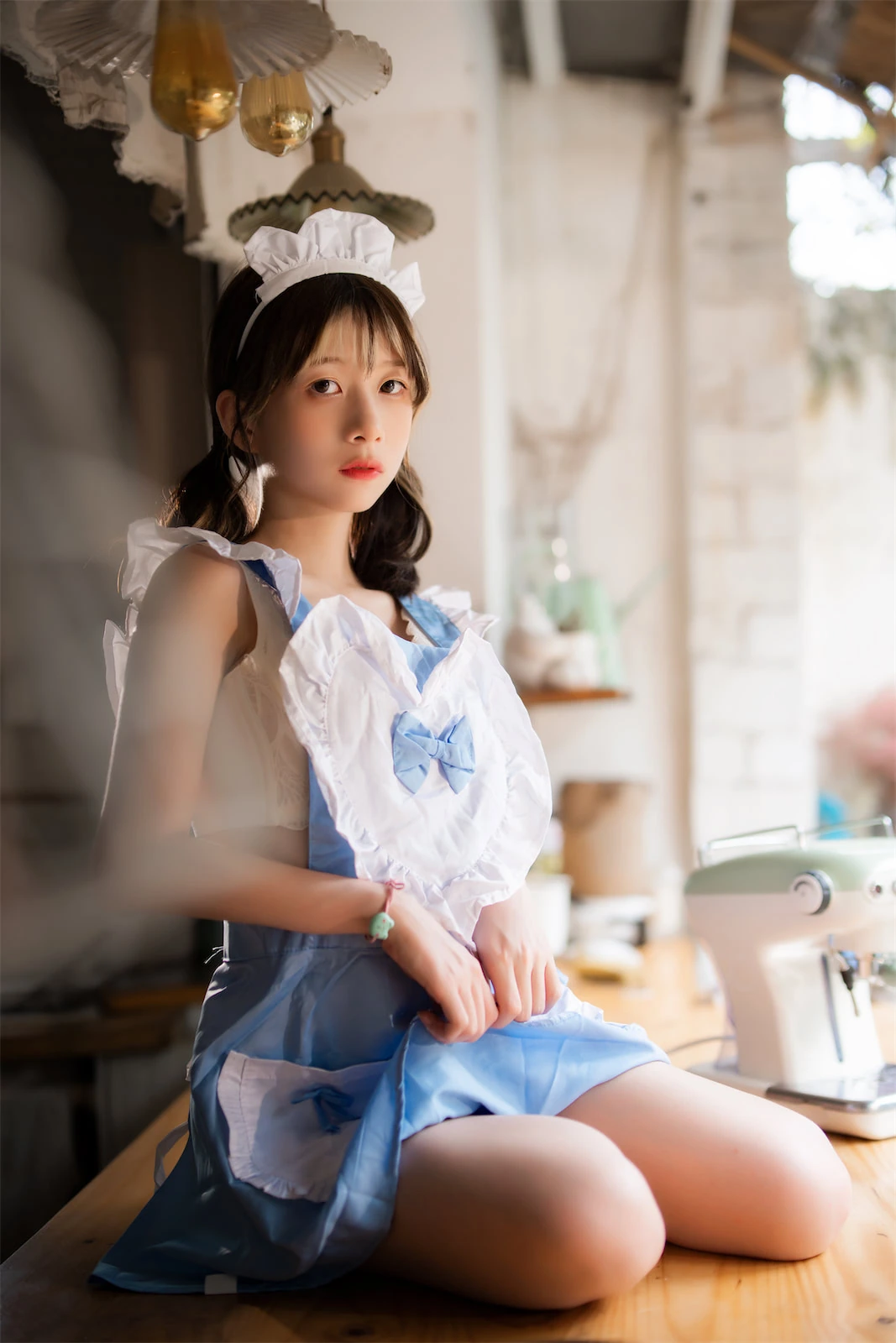 清青琴玖室内蓝白女仆装坐在台面写真