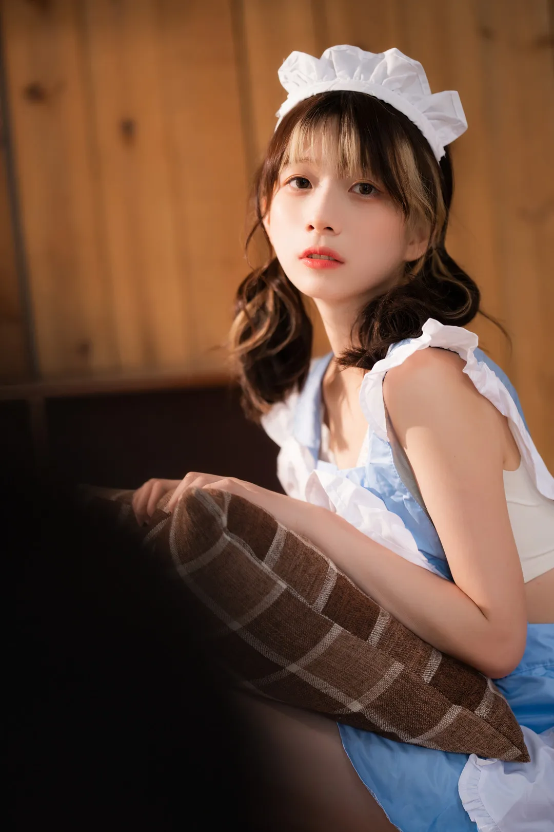 清青琴玖木质室内蓝白女仆装抱靠垫侧坐写真