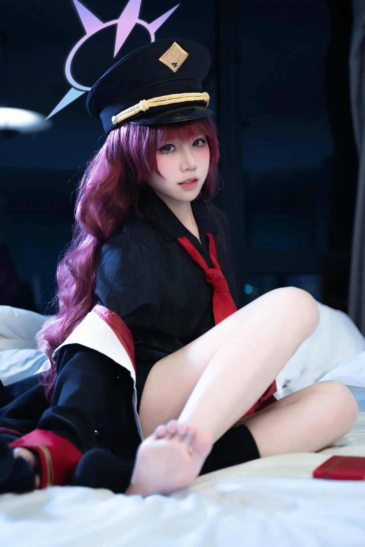 清水凪穿红黑手套服坐在台面边看向镜头