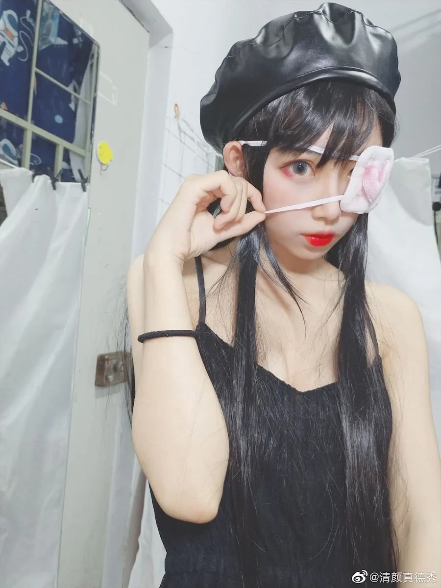 清颜真德秀穿黑红洛丽塔坐在红色圆椅上看向镜头