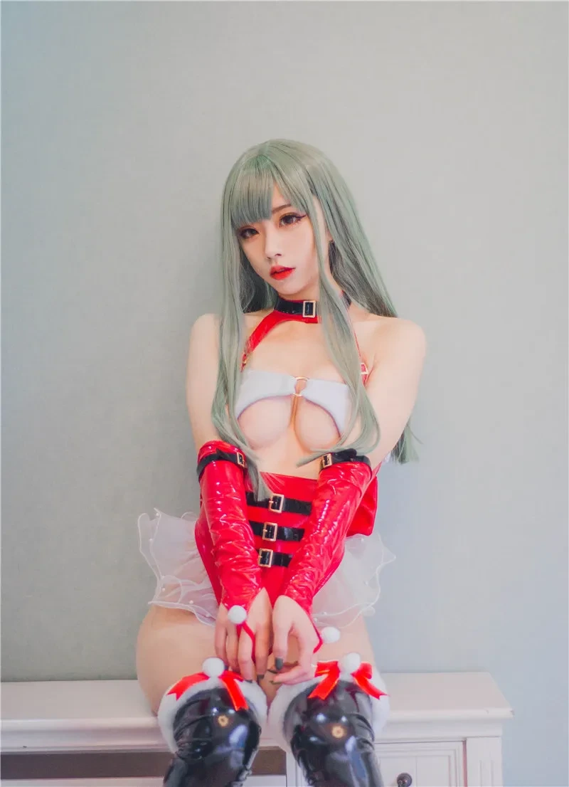 清颜真德秀穿白色服装坐在木质走廊边晒太阳