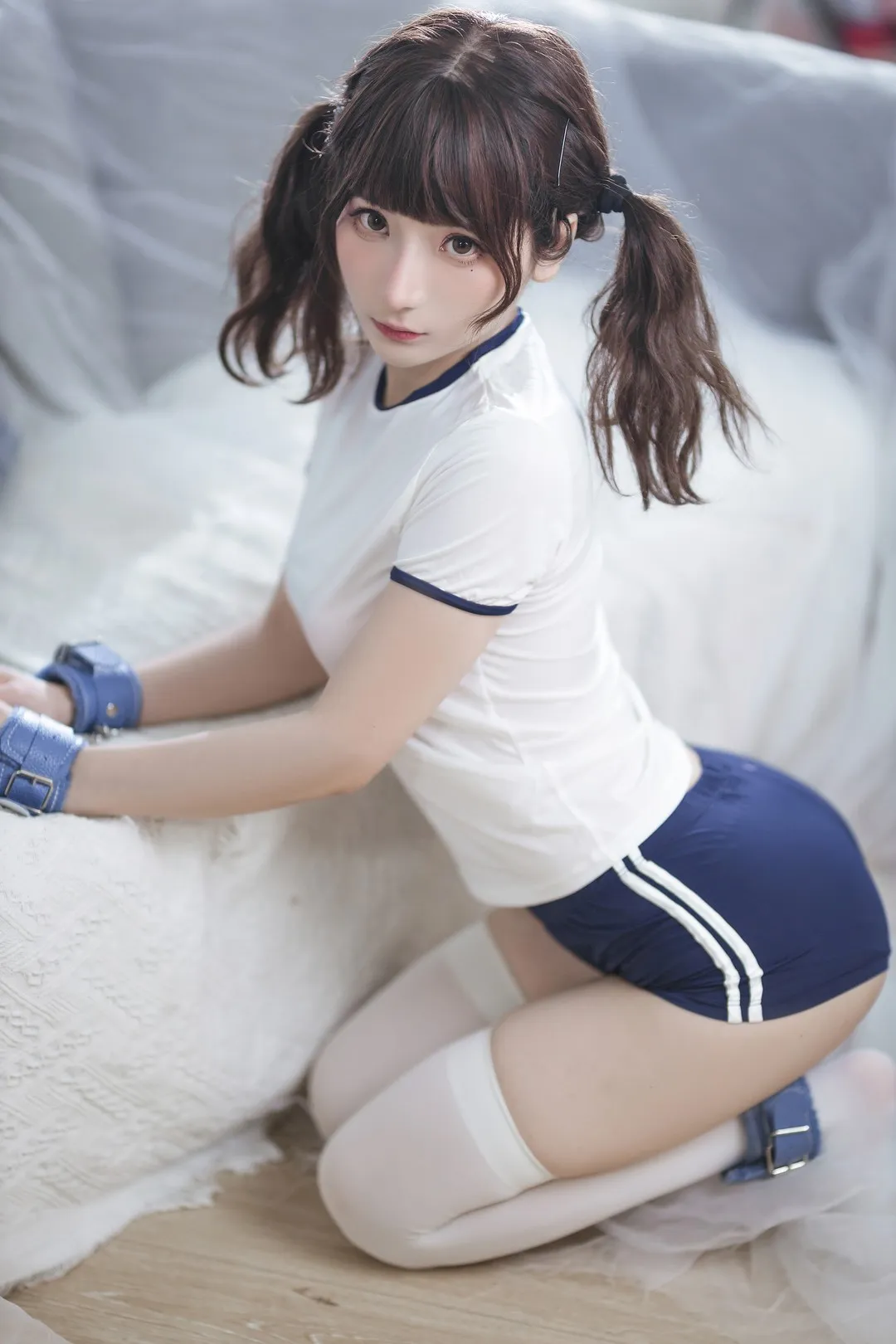 是三不是世w 白色运动上衣 蓝色短裤 室内白床写真