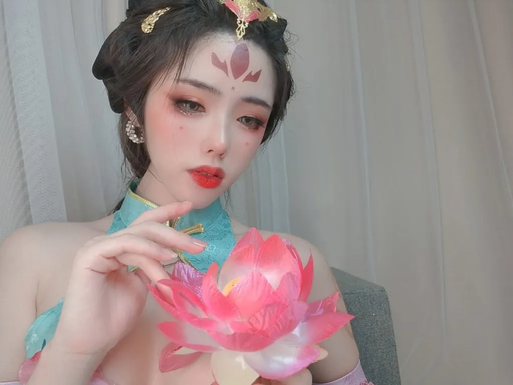 钛合金titi室内古风造型手托粉色莲花近景