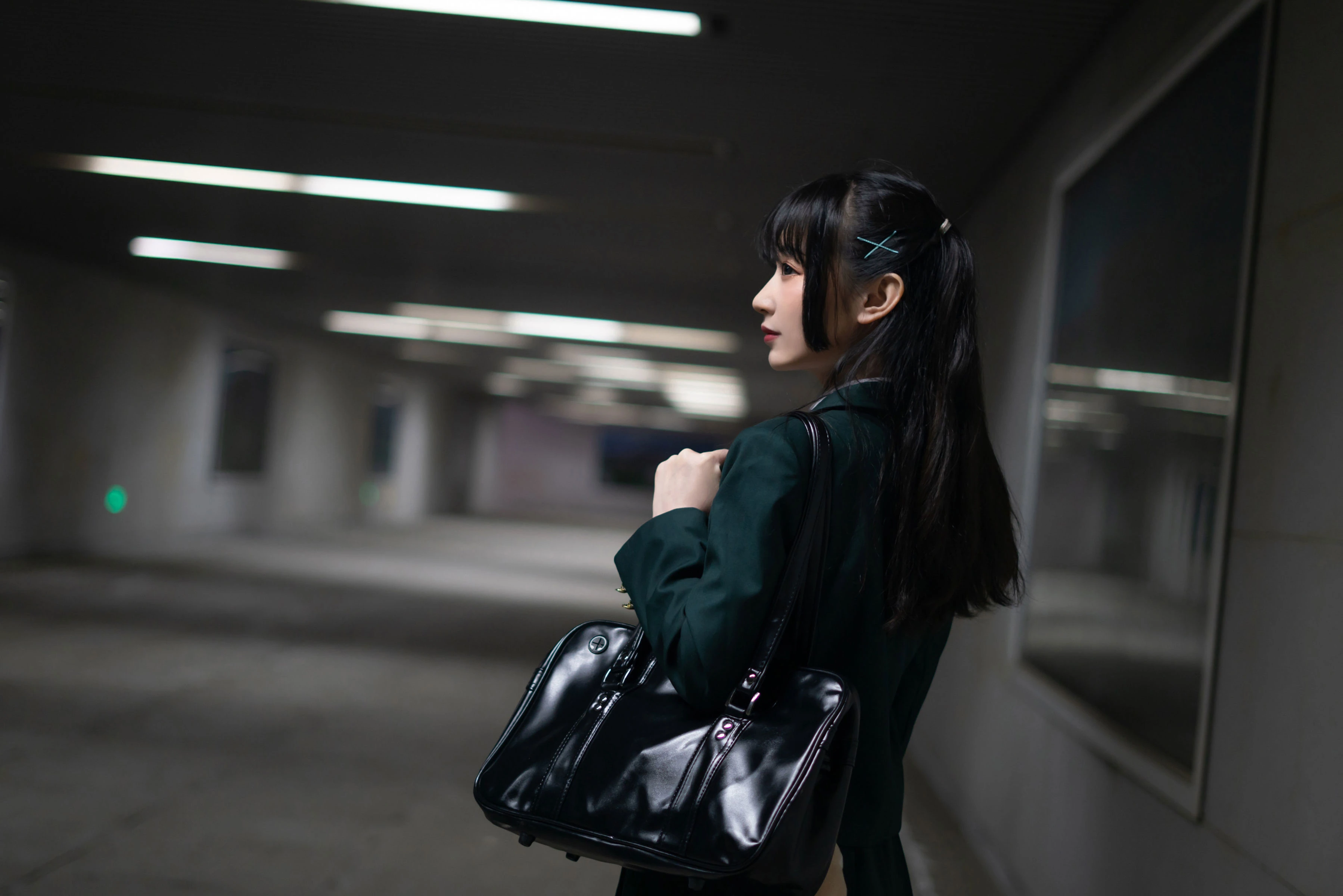 桃墨公子地下走廊深色制服回头背包写真