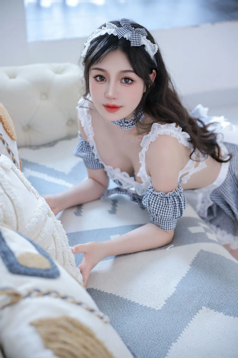 桃暖酱的蓝白女仆裙室内写真