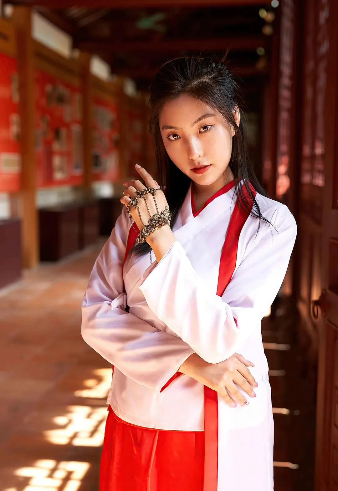 缇娜美tinami红色长廊古风造型站姿写真
