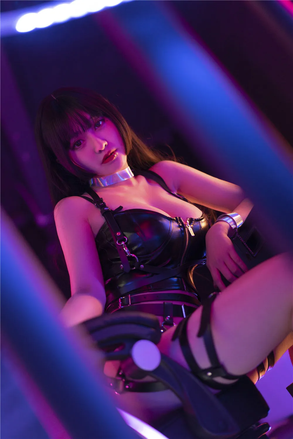 脱尾巴Mizuki霓虹灯室内黑色亮面连体衣坐姿写真