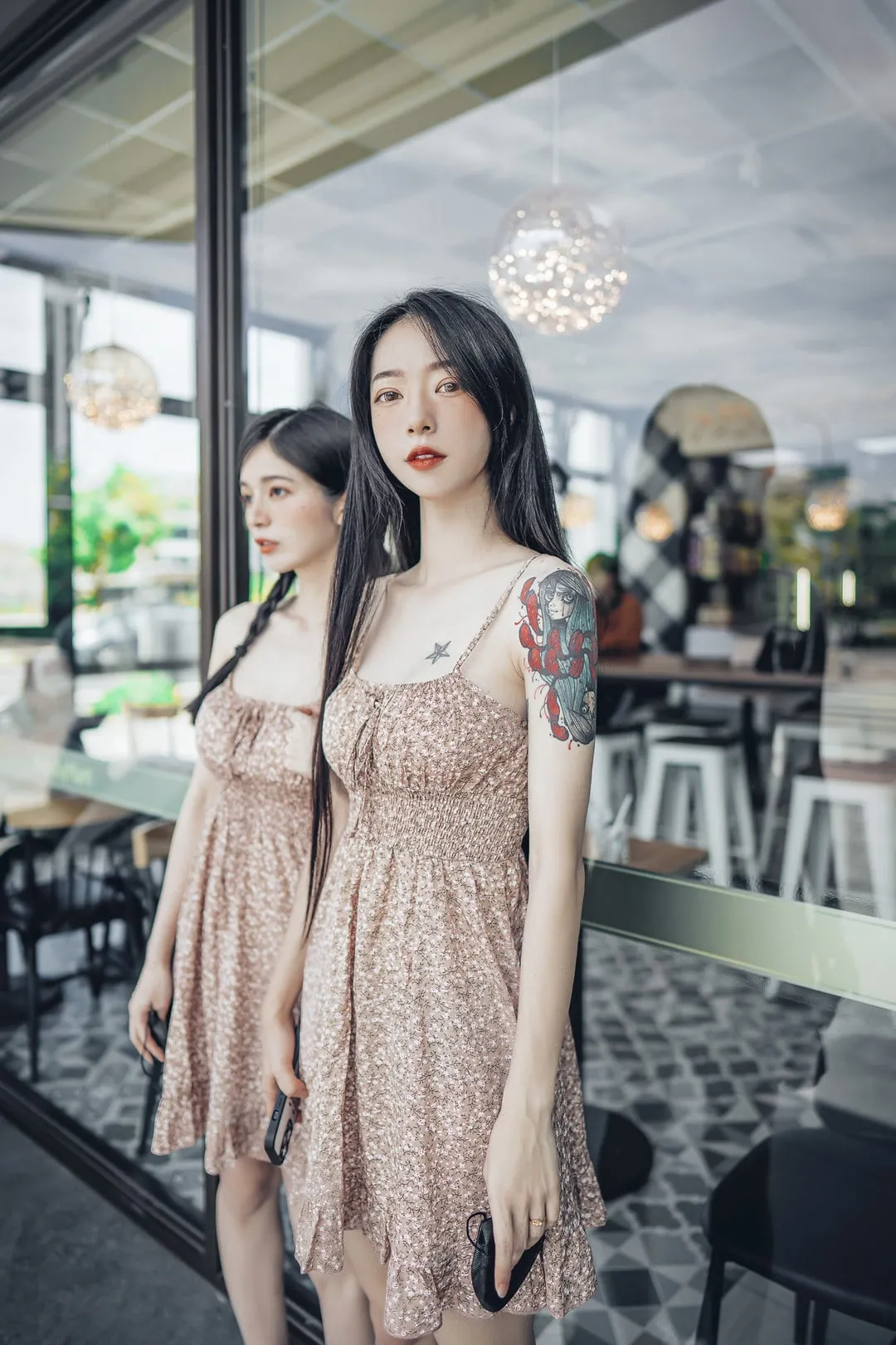 辰辰玻璃门前与另一位女生并排站立写真