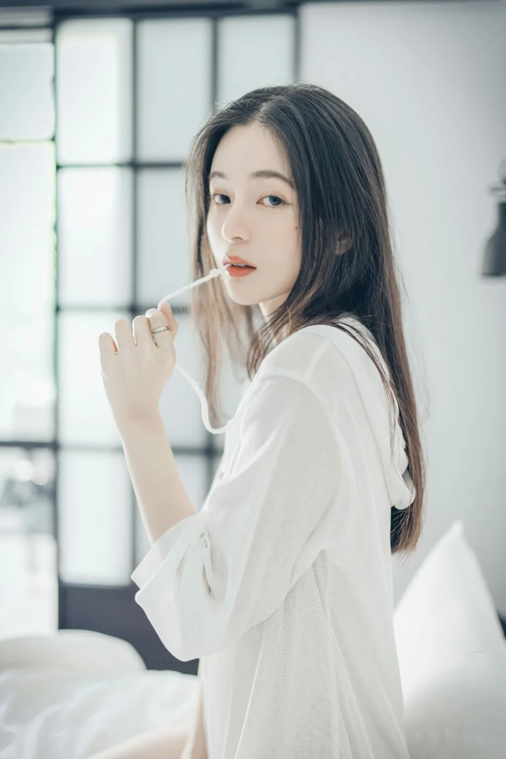 辰辰卧室白衬衫咬耳机线回头近景照