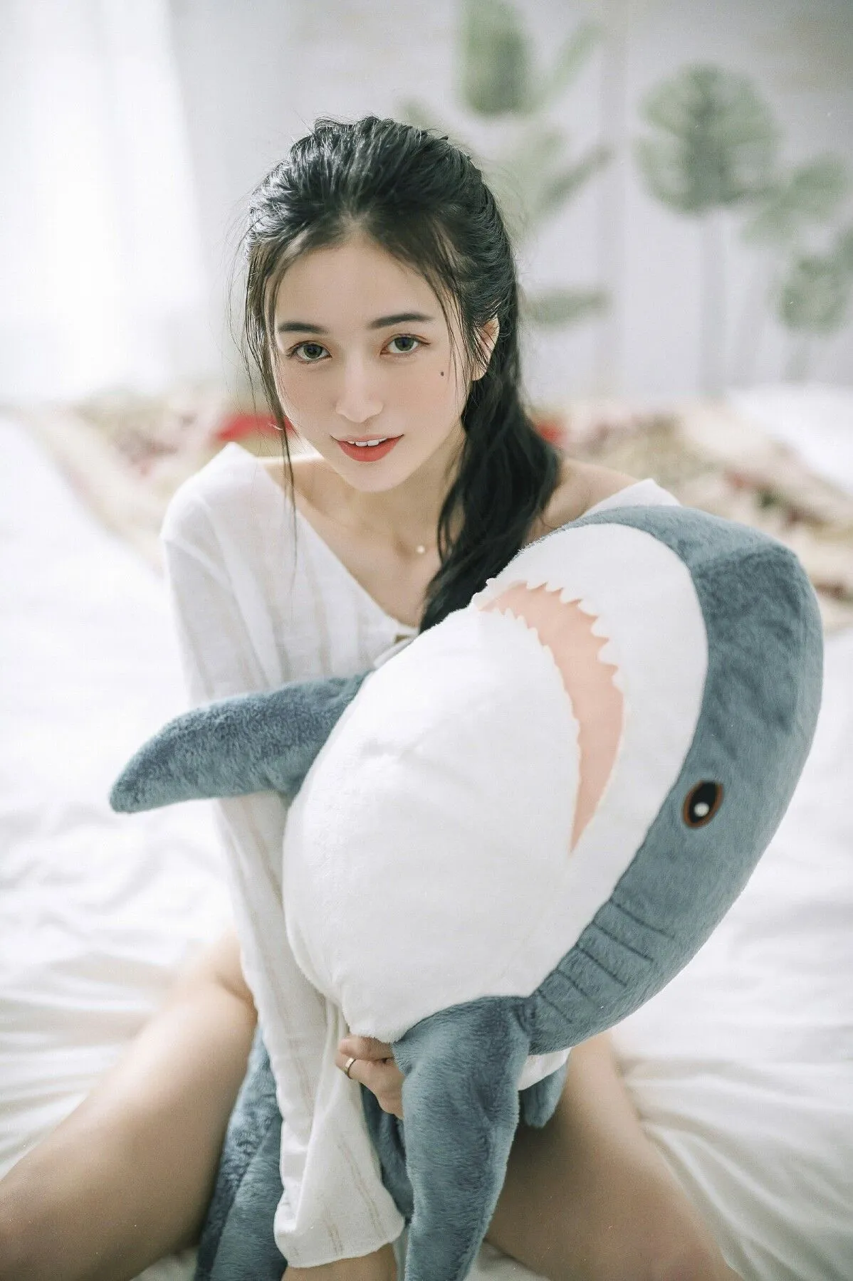 辰辰卧室抱鲨鱼玩偶坐姿写真