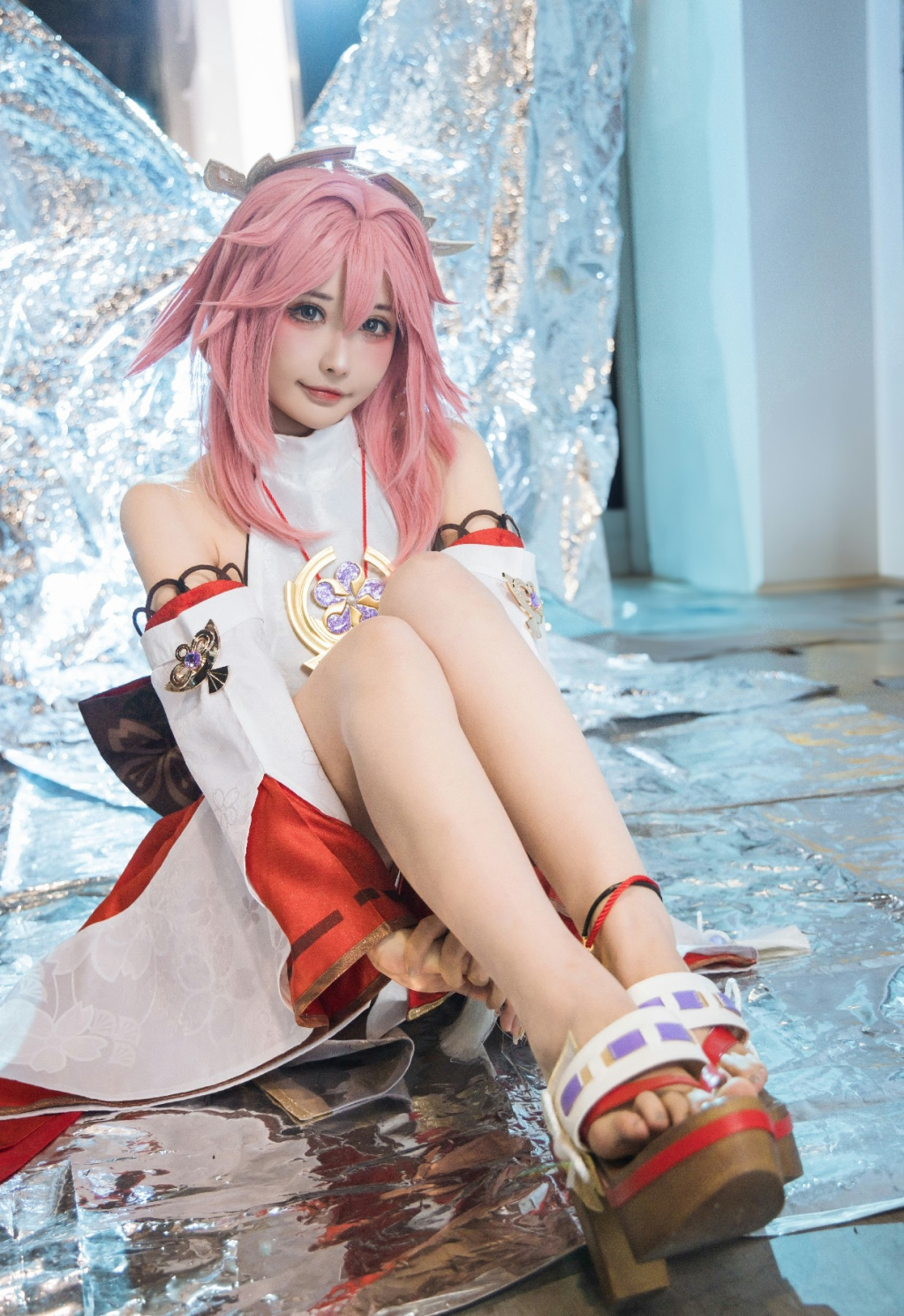 糖果果candy室内粉色长发cos服抱膝主题写真照