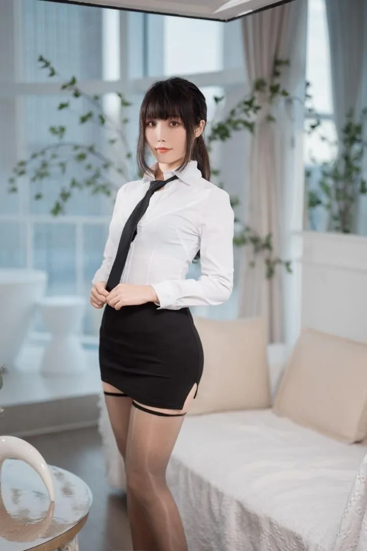 汪知子戴猫耳眼镜穿深蓝死库水站在室内抬手扶耳朵