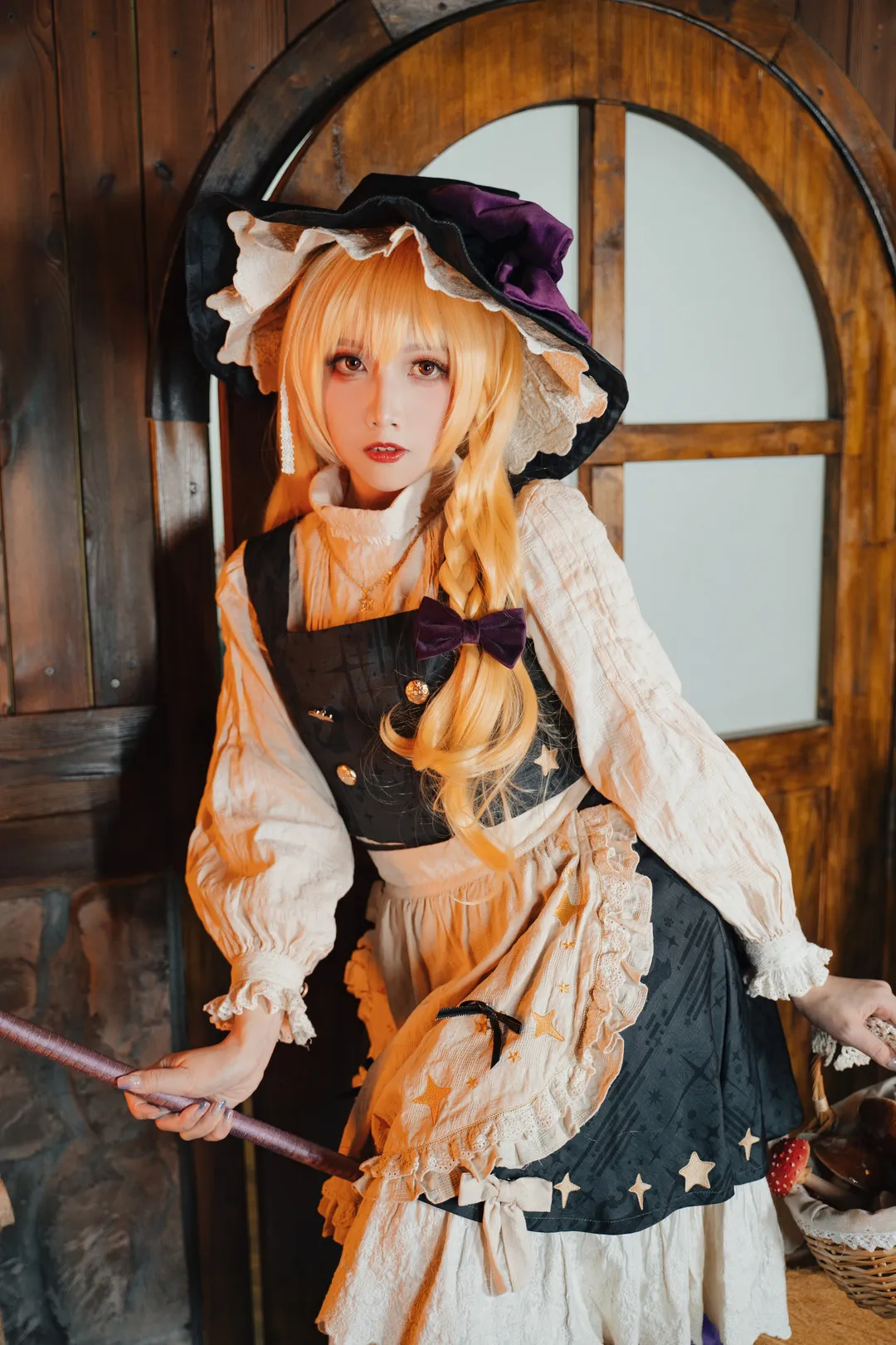 小和甜酒金发魔女cos木门场景写真