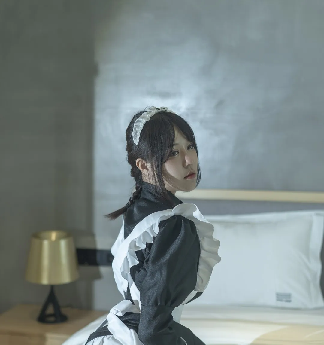 小何童鞋写真图集赏析:女仆装与室内私房场景的人像作品记录