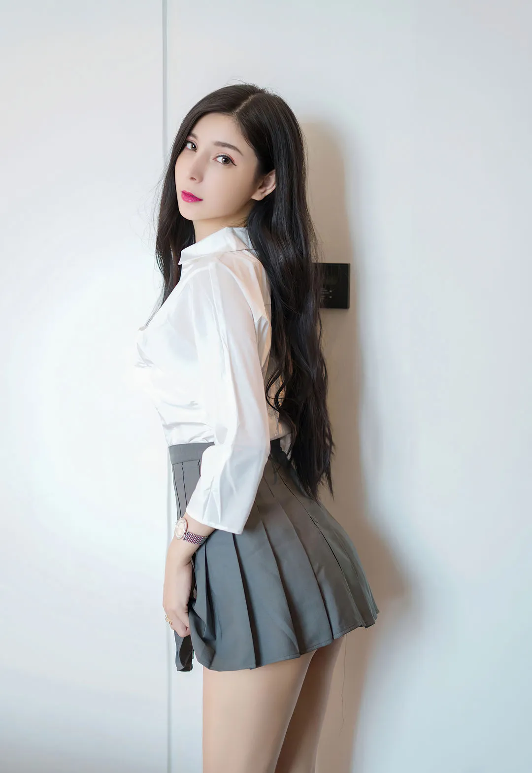 小蛮妖Yummy 白色衬衫 灰色短裙 侧身回头 贴墙站立