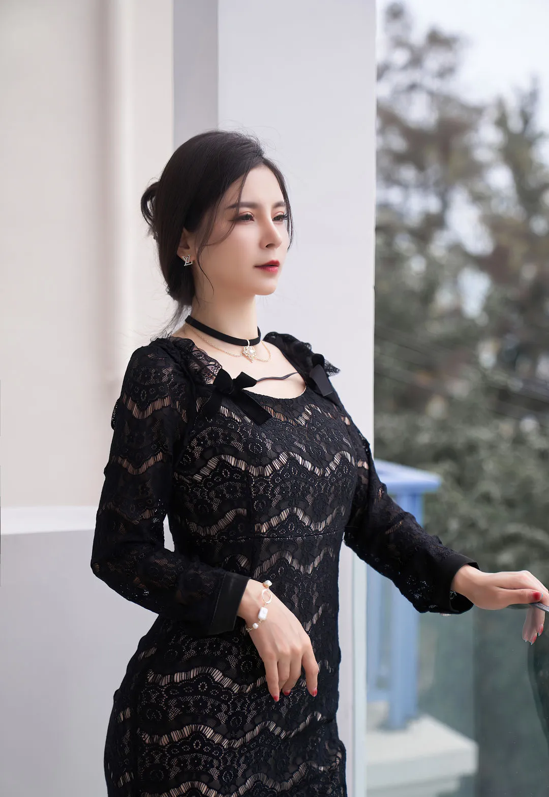 小蛮妖Yummy 黑色蕾丝连衣裙 阳台自然光 侧身站姿