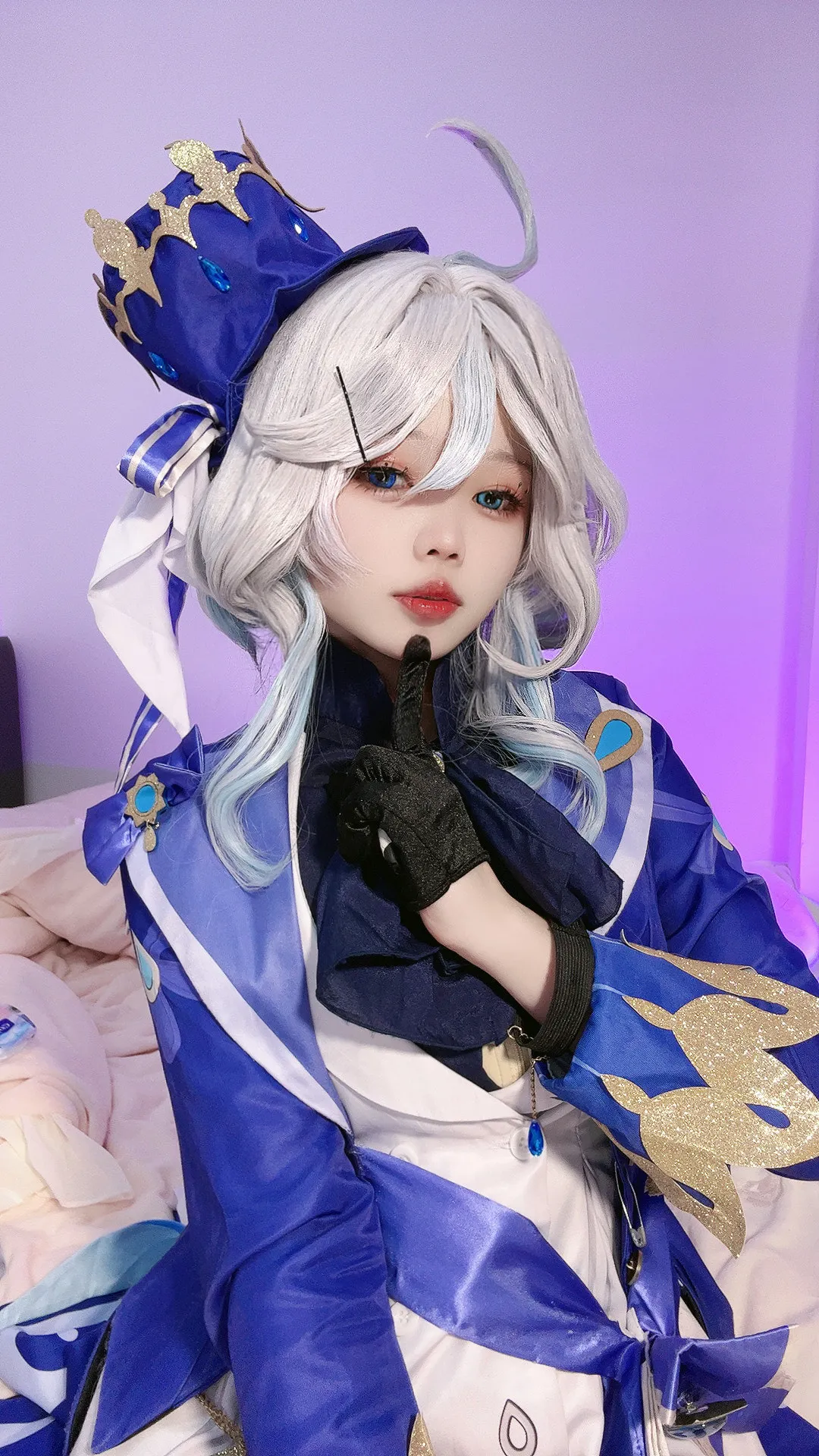 小瑶幺幺蓝白角色服室内紫色灯光近景写真