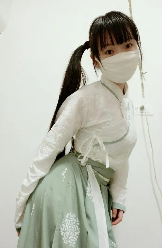 西尔酱白色汉服上衣配青绿马面裙写真，戴口罩侧后角度，古风清雅造型展示