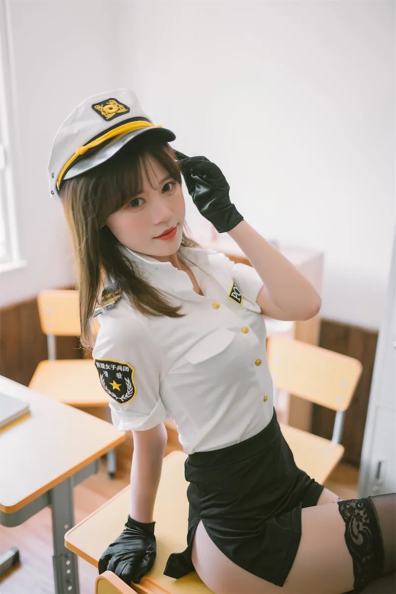 星黛鹿鹿白色制服帽黑手套教室写真预览