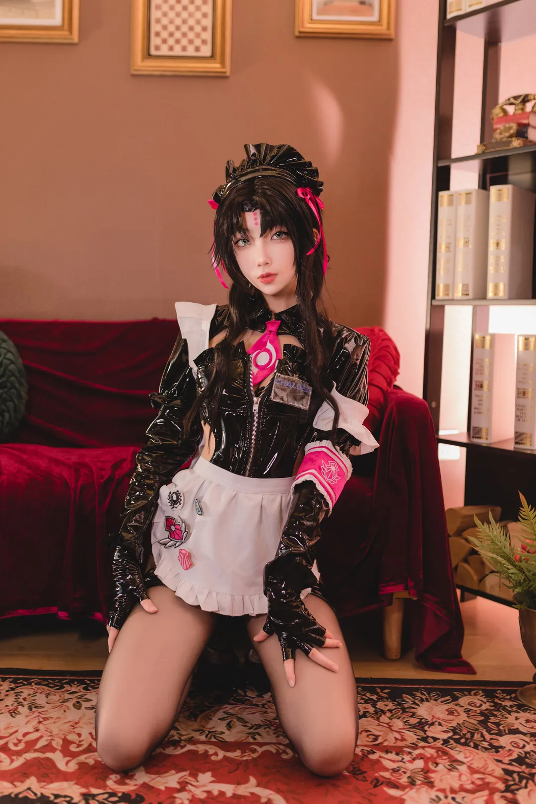 杏仁曲奇的黑色女仆装室内cos写真