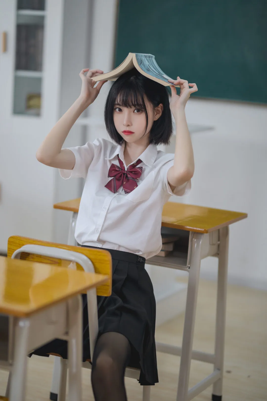许岚lan白衬衫红领结黑裙教室写真预览