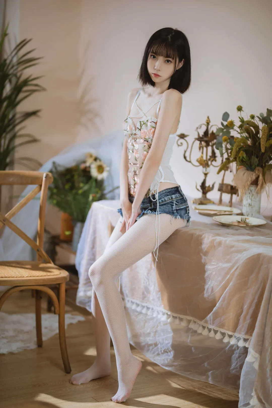 许岚lan碎花吊带牛仔短裤白丝袜室内写真预览