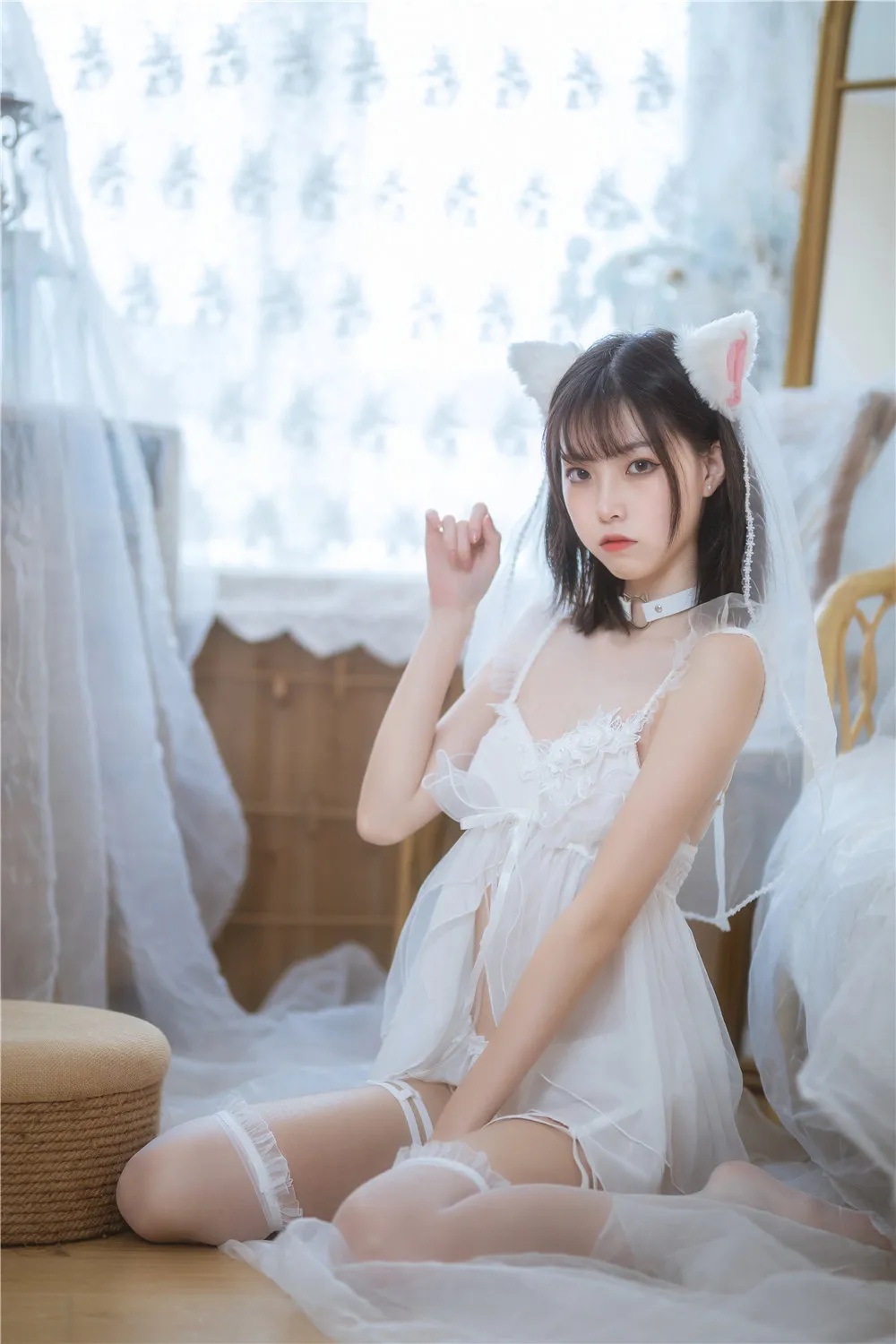 许岚lan白色薄纱睡裙猫耳室内写真预览