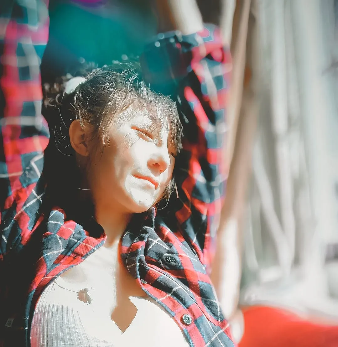 樱晚gigi 格纹外套 白色背心 窗边室内写真