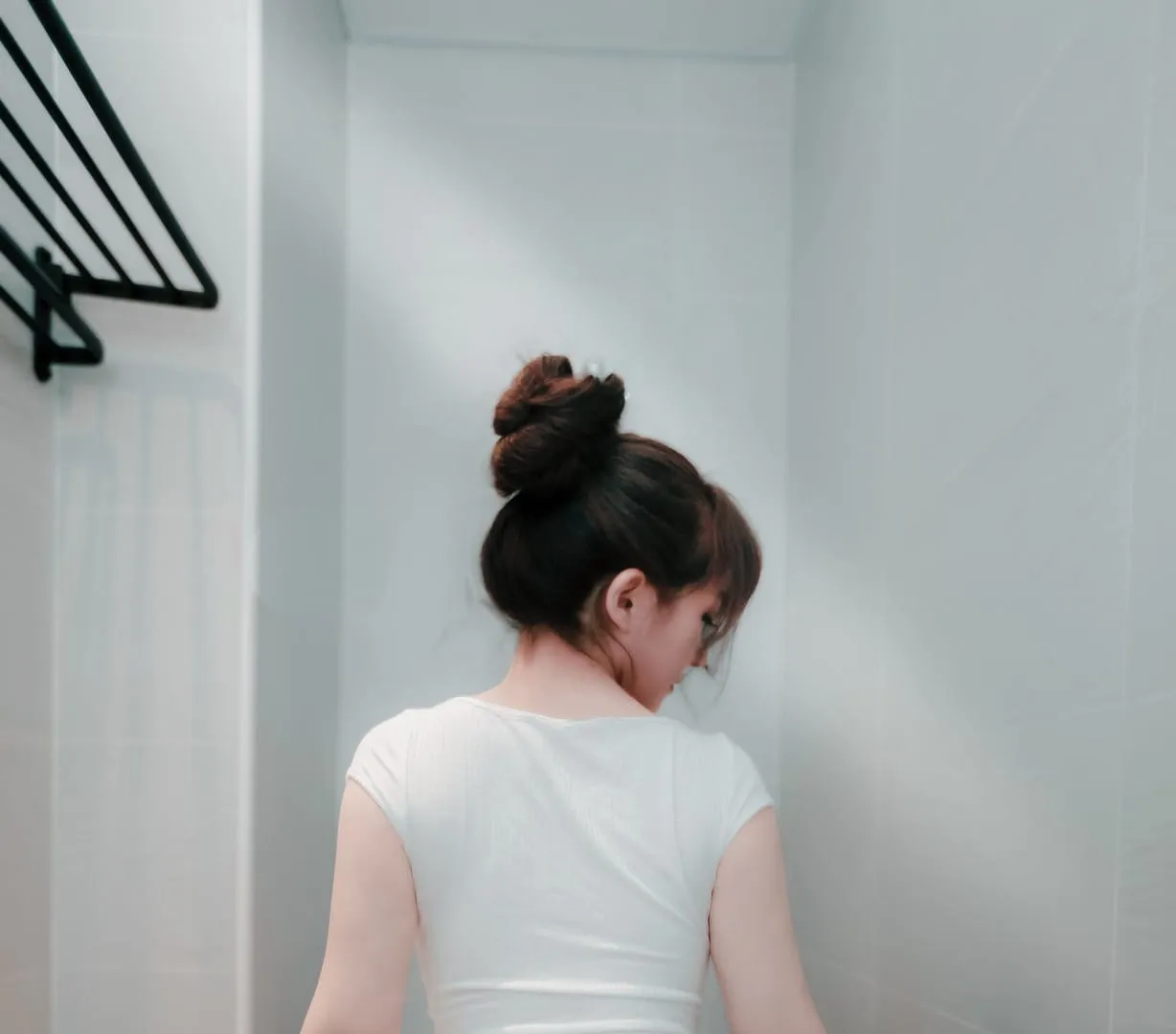 樱晚gigi 白色上衣 室内白墙回身写真